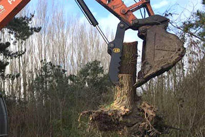 JIANGTU JT02 hydraulic thumb Excavator thumb holding a stump against a bucket